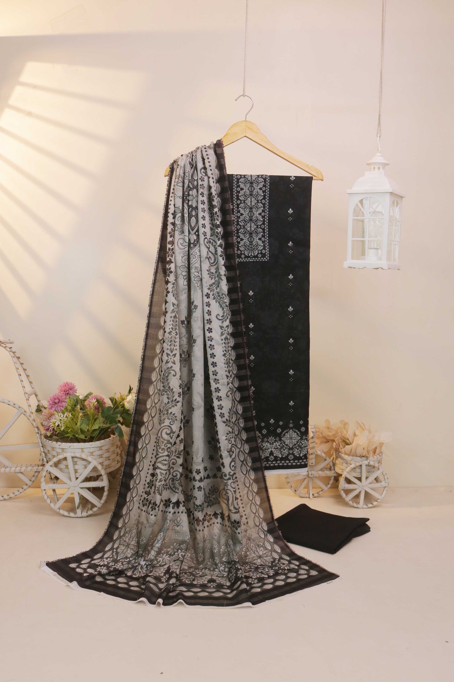 Luxury Lawn Printed Suit H25SLMJ1701