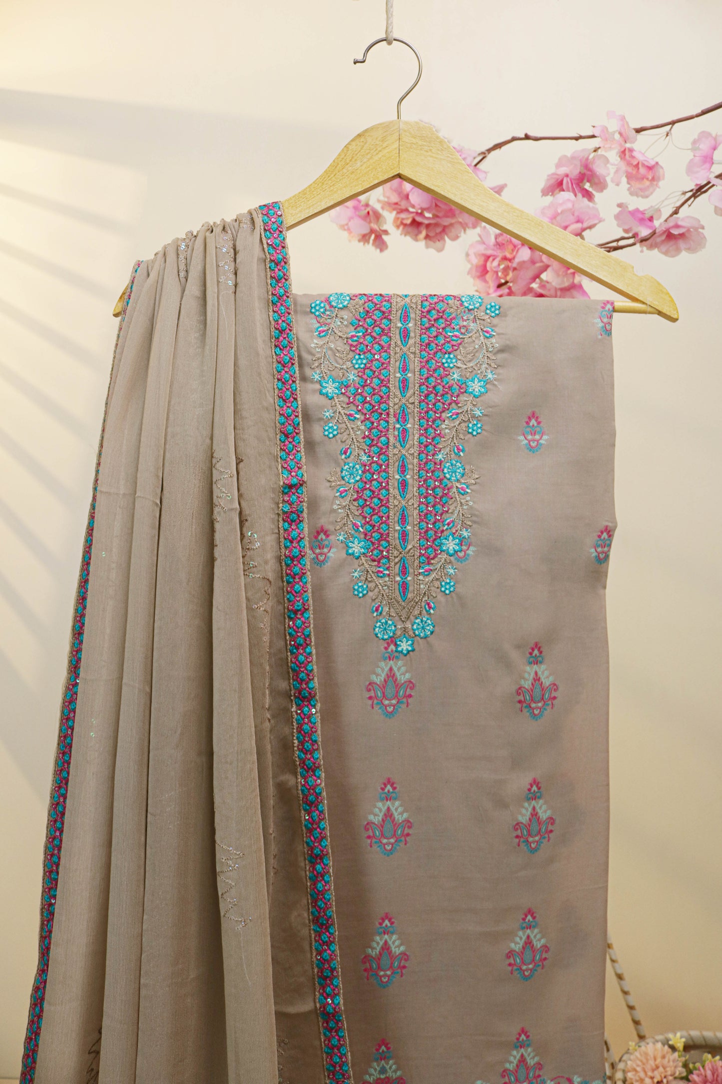 Luxury Lawn Embroidered Suit H25ZR04