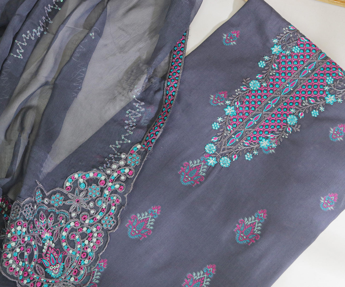 Luxury Lawn Embroidered Suit H25ZR03